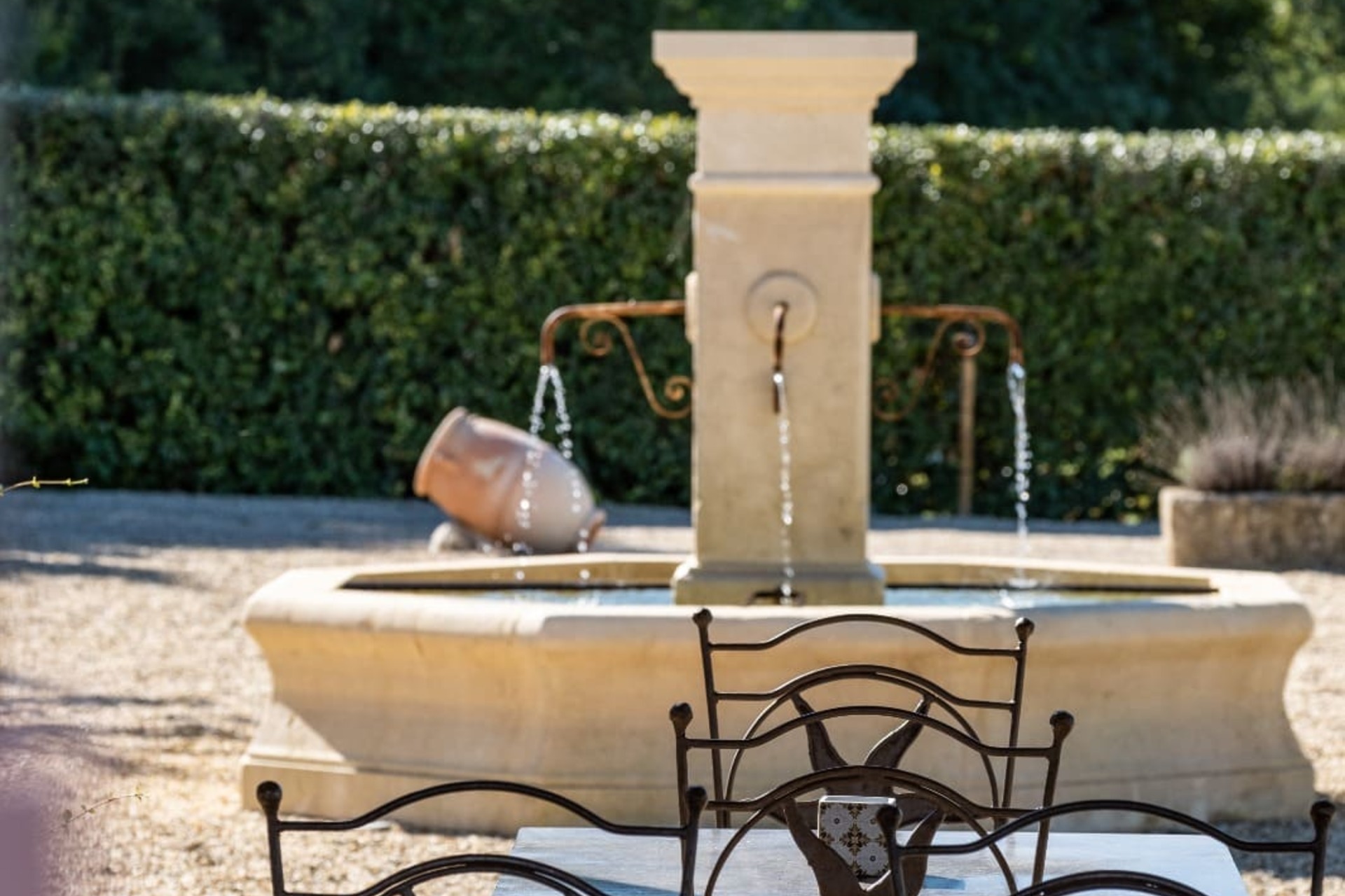 Fontaine jardin mas Papabiou